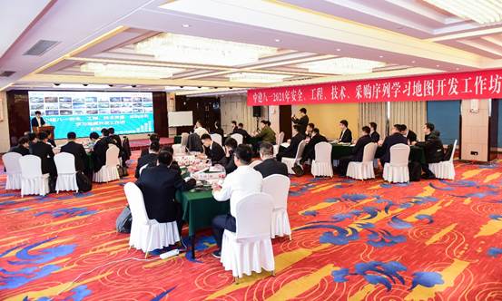 圖片包含 室內(nèi), 天花板, 桌子, 人們
      描述已自動(dòng)生成