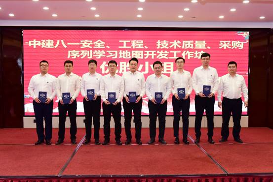 一群人站在一起合影
      描述已自動(dòng)生成