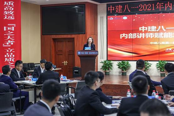 會議室里的人們
描述已自動生成