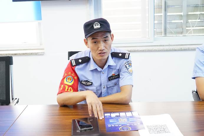 圖片包含 桌子, 窗戶, 室內(nèi), 男孩描述已自動生成