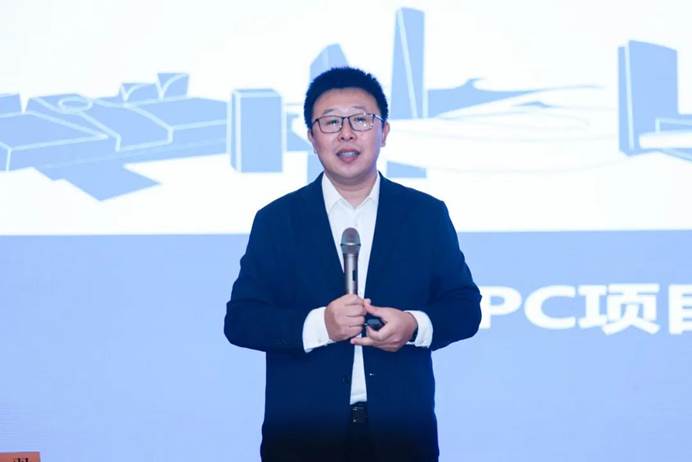 穿著西裝筆挺的男子與配字描述已自動(dòng)生成