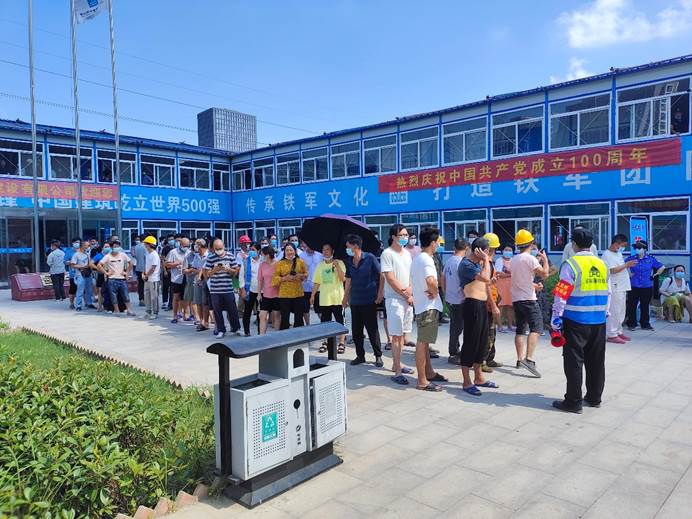 一群人站在火車旁的建筑描述已自動(dòng)生成