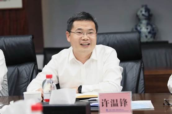 圖片包含 室內(nèi), 人, 桌子, 筆記本描述已自動生成